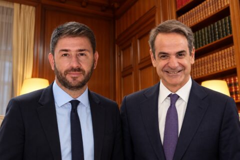 Ο Ανδρουλάκης λέει ότι πρέπει να είναι πρωθυπουργός ο αρχηγός του πρώτου κόμματος γιατί θέλει να αποκρούσει τις εσωκομματικές πιέσεις να συγκυβερνήσει με τη ΝΔ.